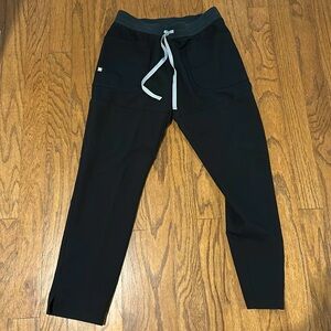 FIGS. Cargo scrub pants. Black.  Med.